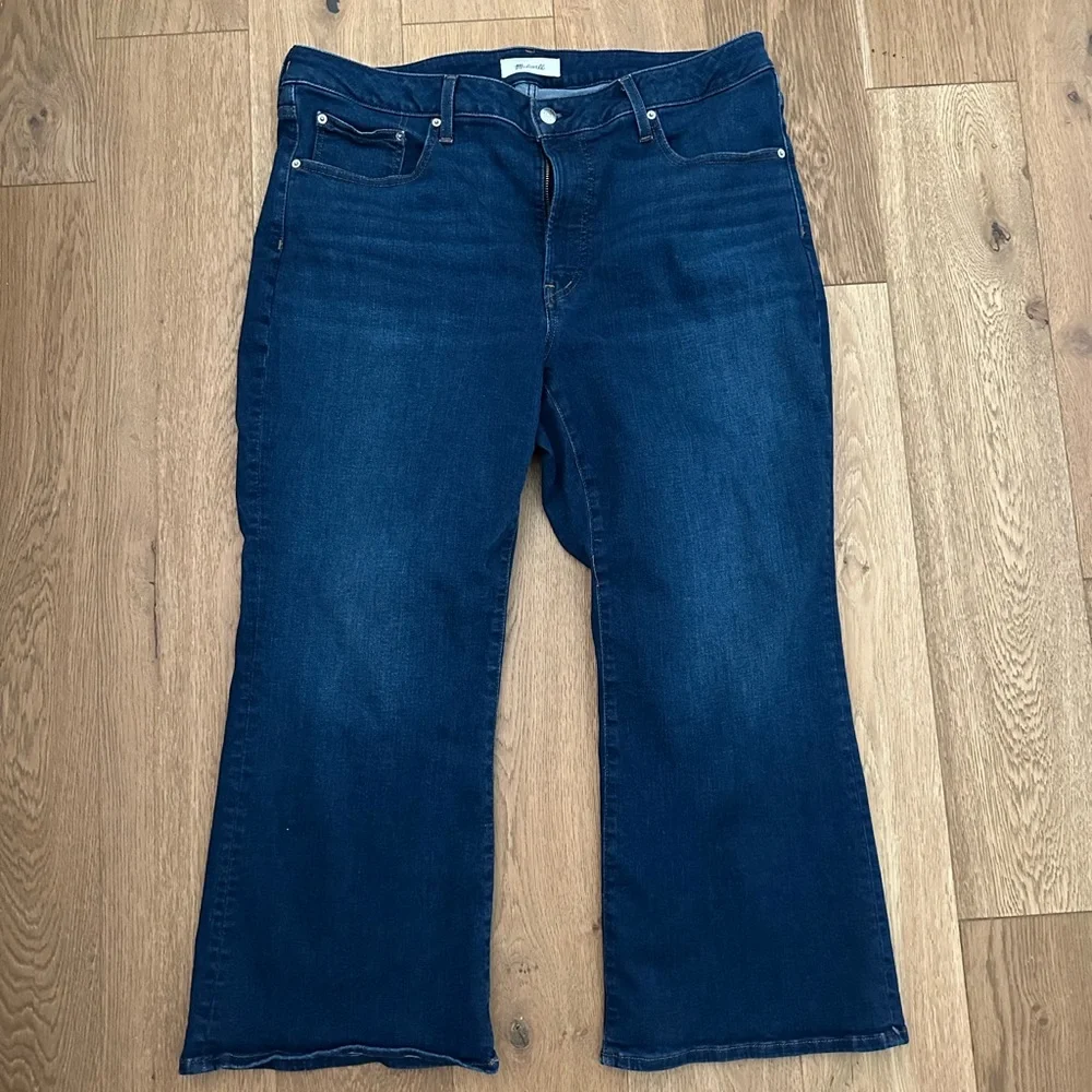 The Madewell Flare Crop Jean in Super Stretch Denim - Osgoode Wash - Picture 3 of 6